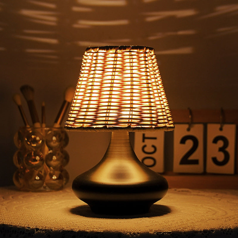 Lámpara de mesa de ratán Tejina – base negra junto a un calendario