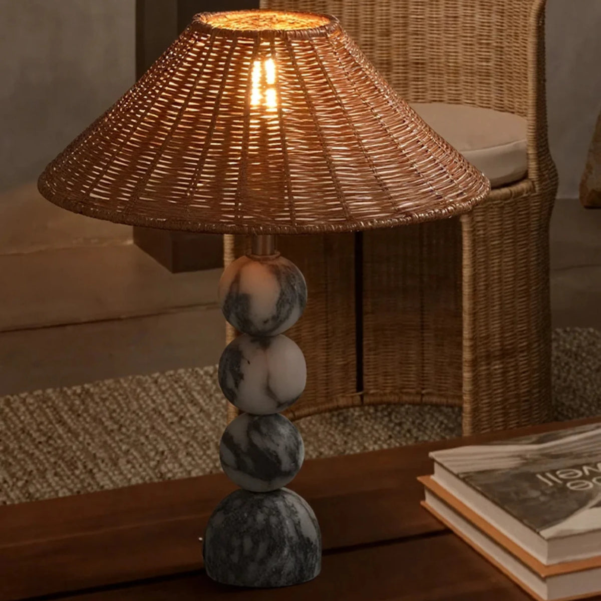 Lámpara de mesa de mármol y ratán Lebrisa en un salón de estilo nórdico – imagen 4