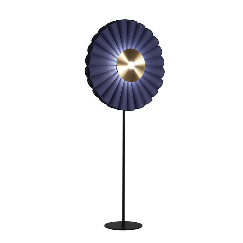 Lámpara de pie LED con disco plisado Zirena – azul encendida sobre fondo blanco