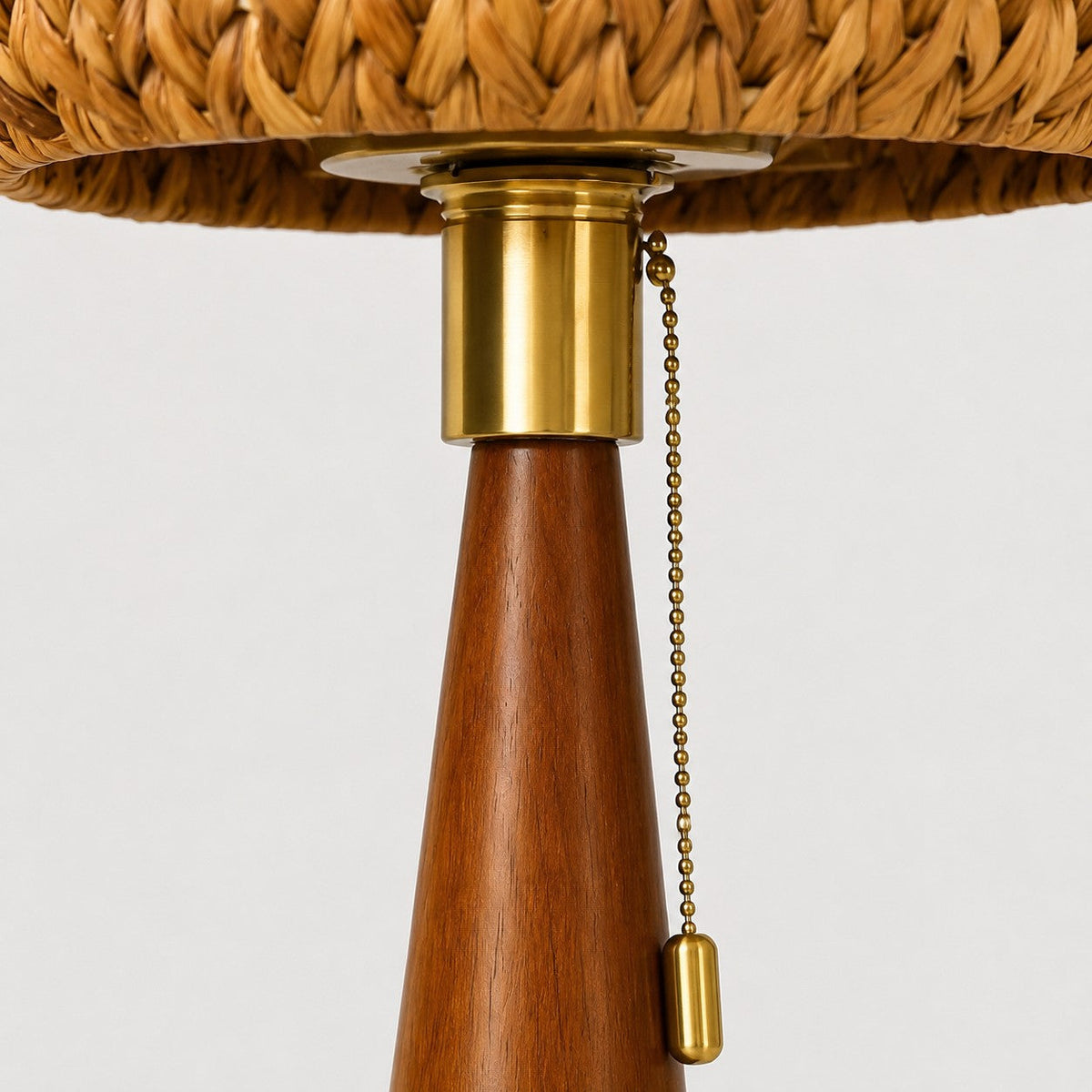 Lámpara de mesa de madera y fibra Trenzola – detalle del casquillo dorado y la cadena