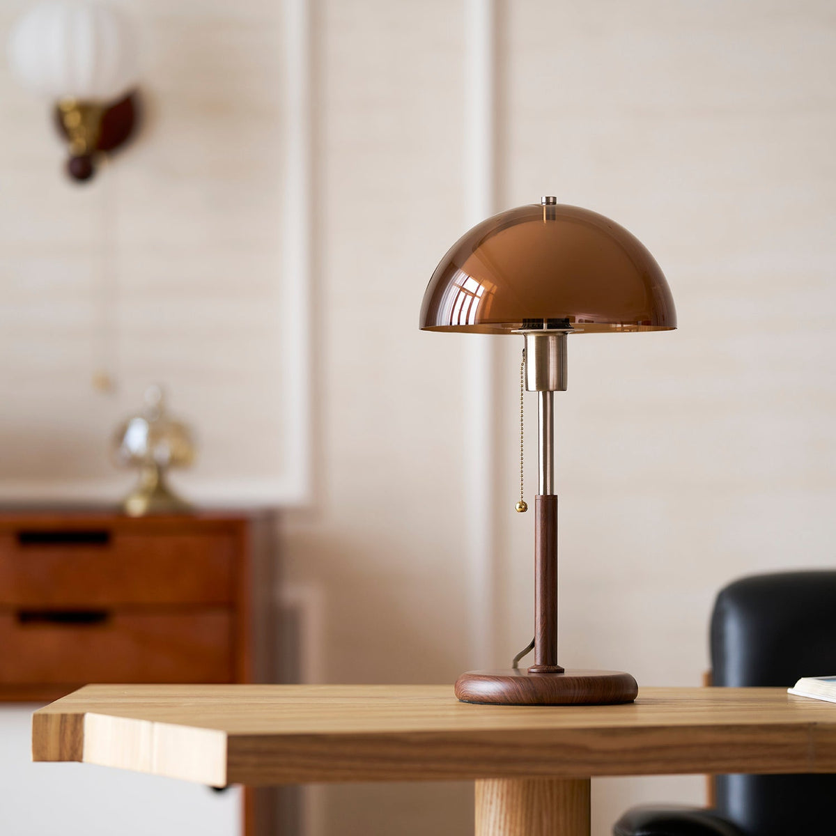 Lámpara de mesa retro Fambra – ámbar sobre una mesa con cortinas claras