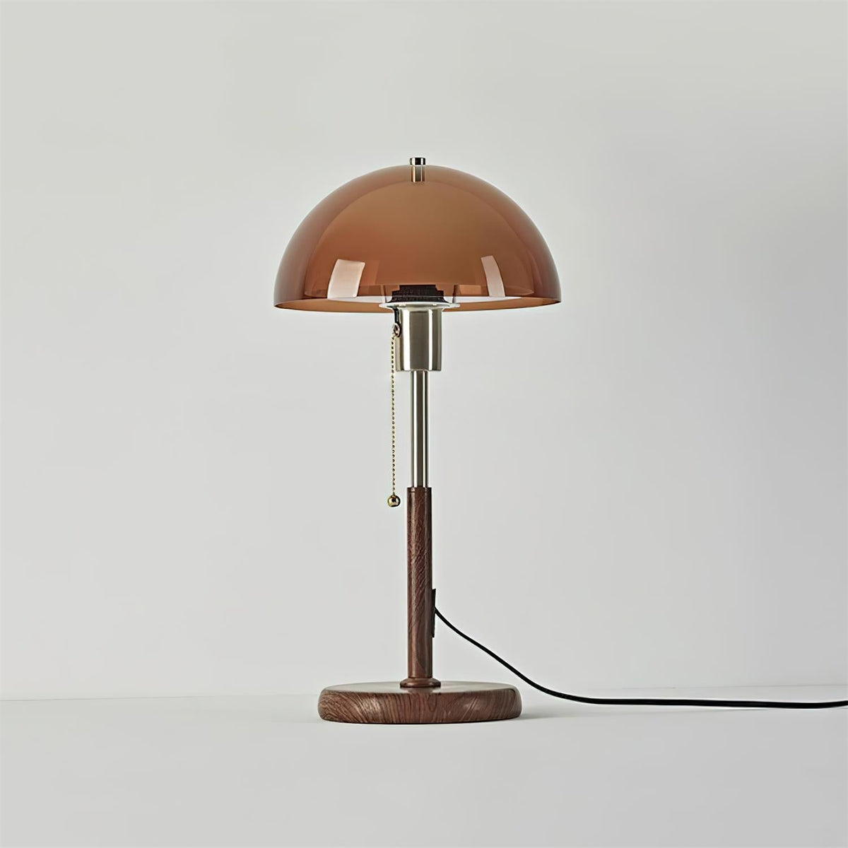 Lámpara de mesa retro Fambra – cúpula acrílica ámbar con base de nogal sobre fondo claro