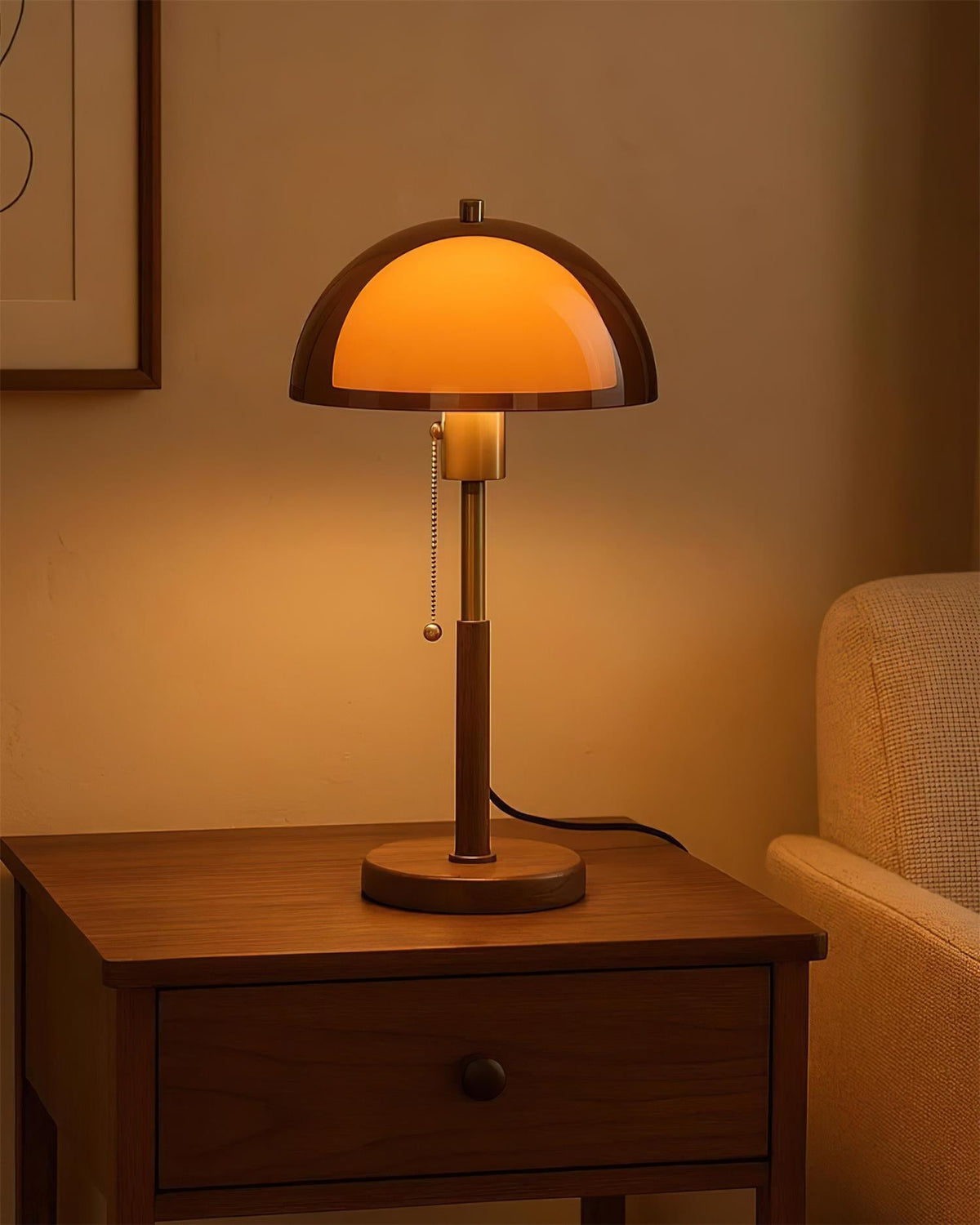 Lámpara de mesa retro Fambra – ámbar encendida en una mesita junto al sofá