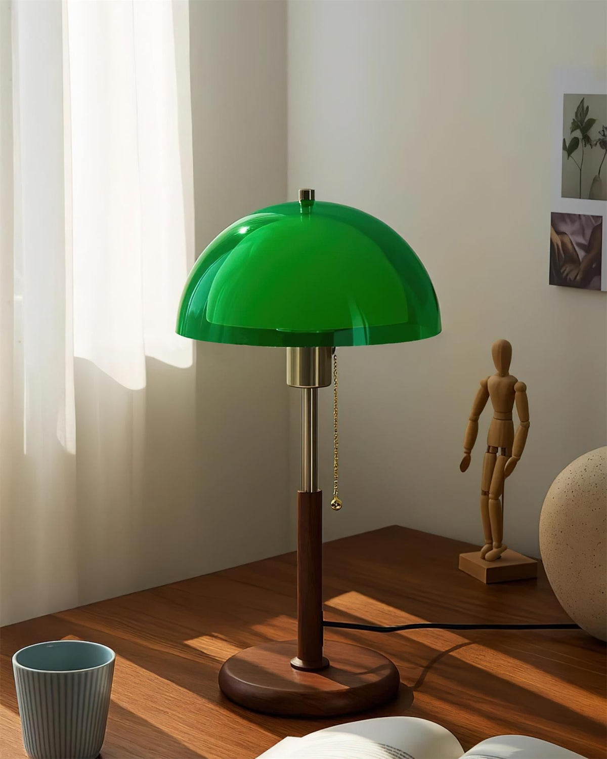 Lámpara de mesa retro Fambra – verde sobre una mesa con figura de madera