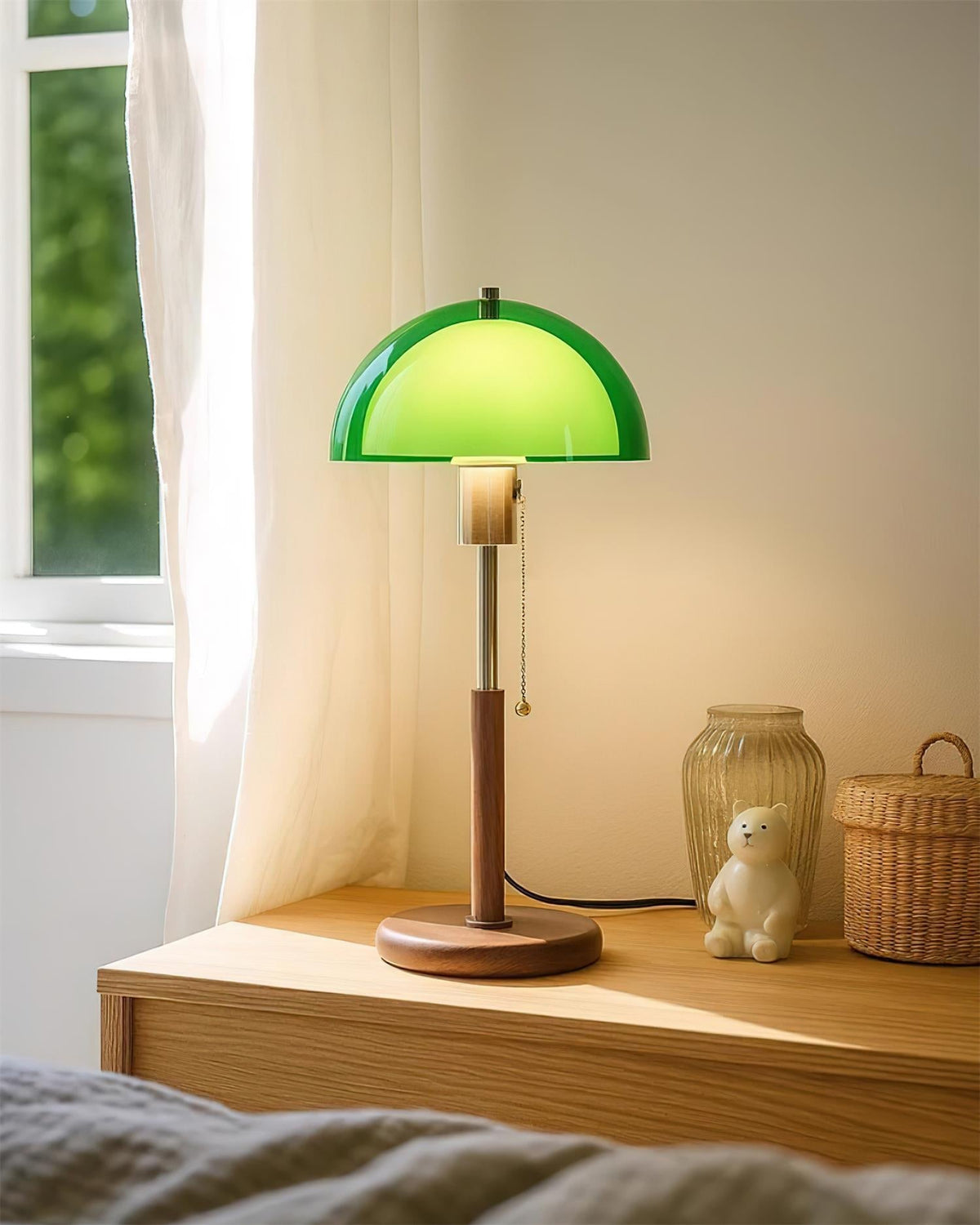 Lámpara de mesa retro Fambra – verde en un banco junto a la ventana