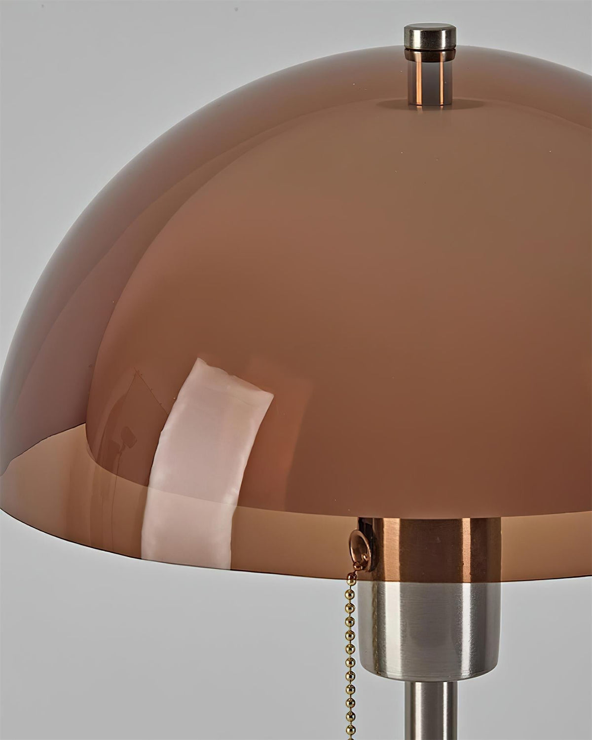 Lámpara de mesa retro Fambra – detalle superior de la cúpula acrílica ámbar