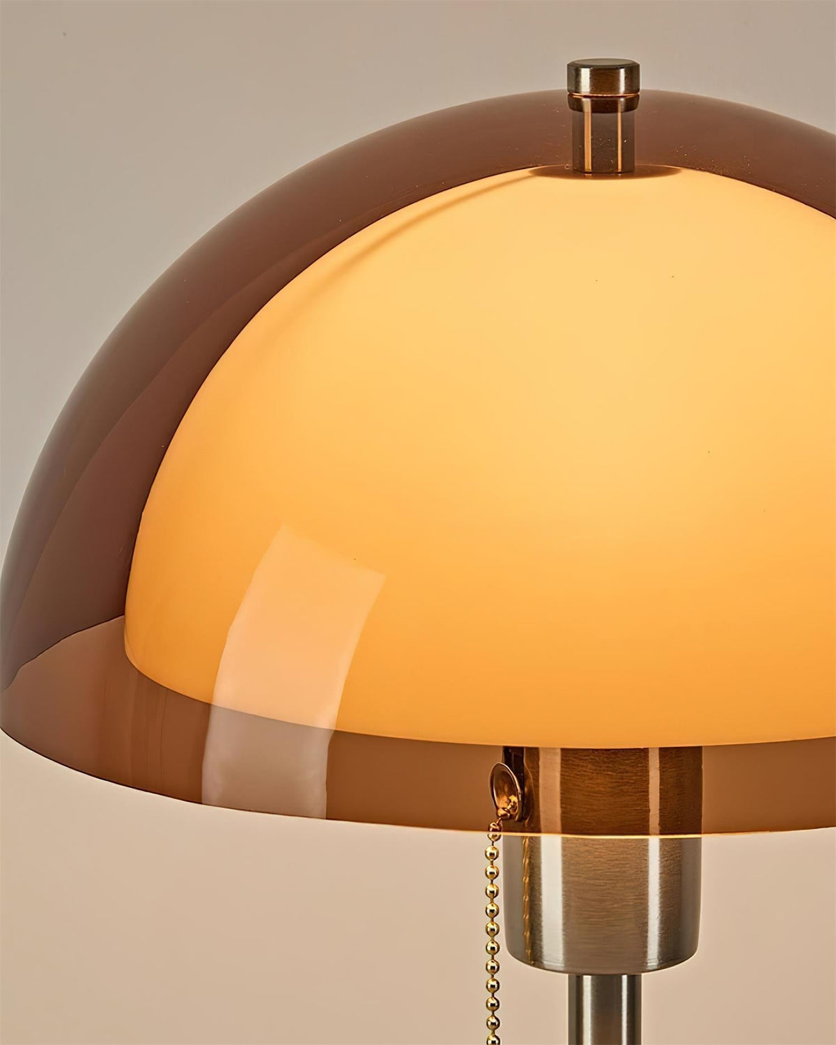 Lámpara de mesa retro Fambra – detalle de la cúpula ámbar encendida