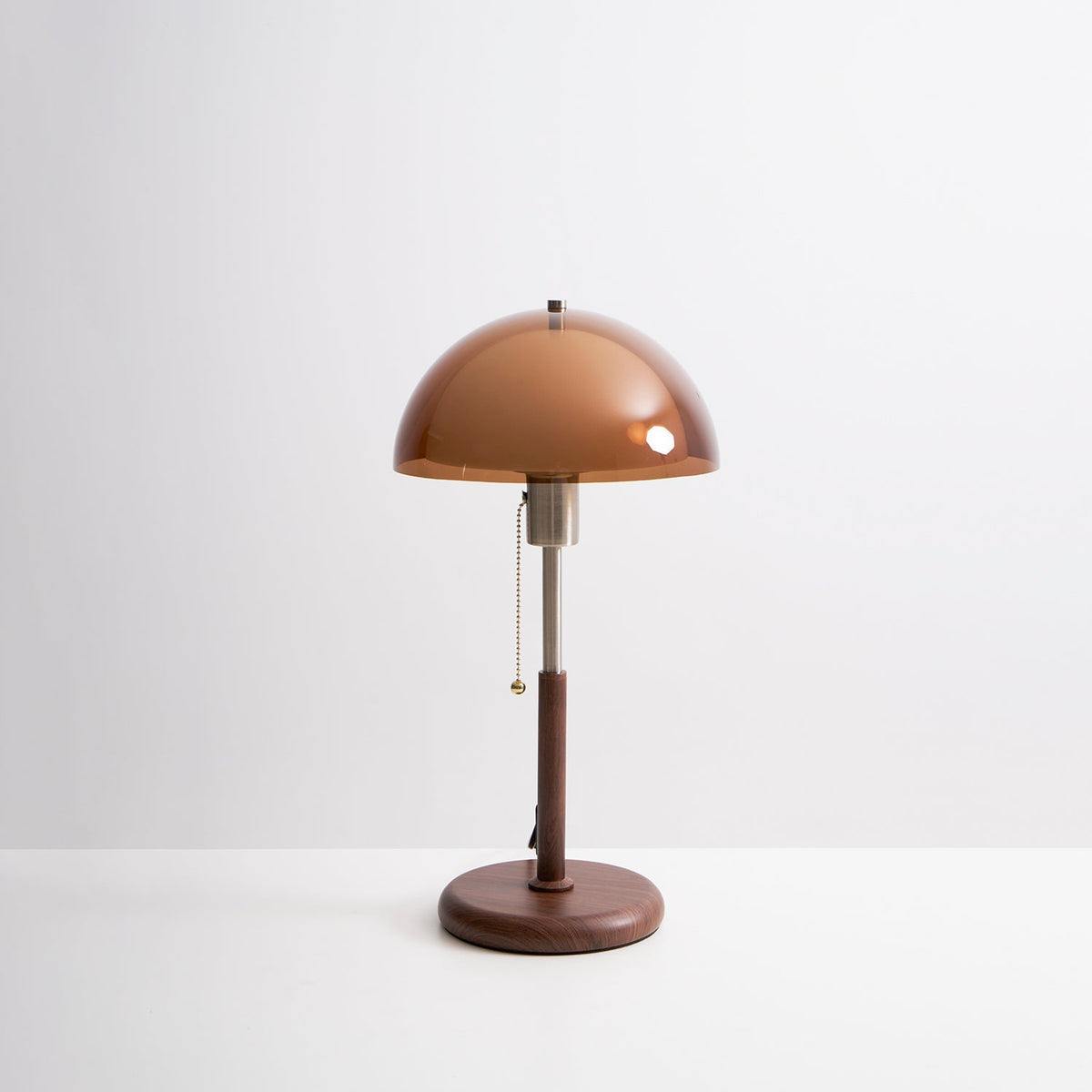 Lámpara de mesa retro Fambra – versión ámbar apagada sobre fondo blanco