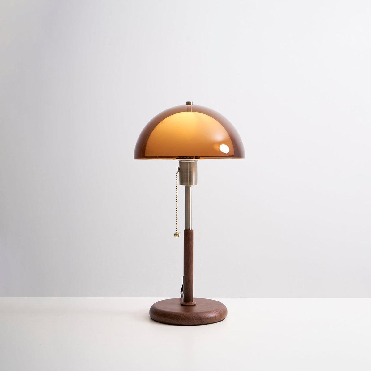 Lámpara de mesa retro Fambra – versión ámbar vista completa sobre fondo blanco