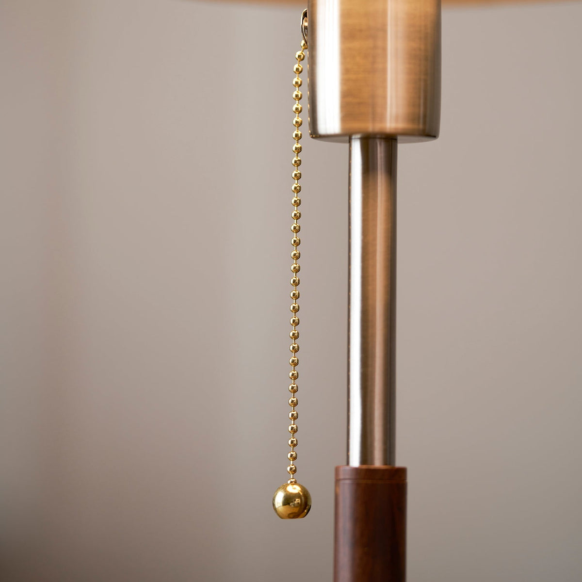 Lámpara de mesa retro Fambra – detalle del tirador de cadena dorado