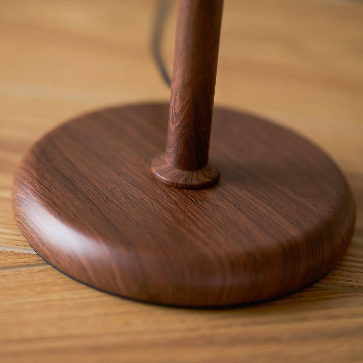 Lámpara de mesa retro Fambra – detalle de la base redonda de nogal
