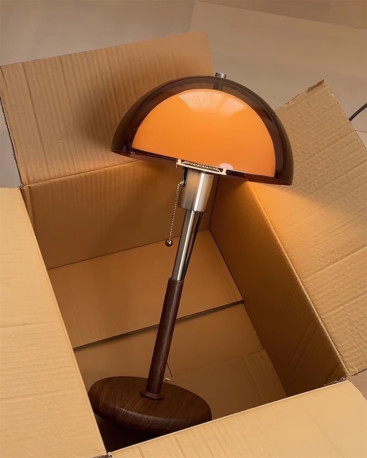 Lámpara de mesa retro Fambra – versión ámbar saliendo de su caja
