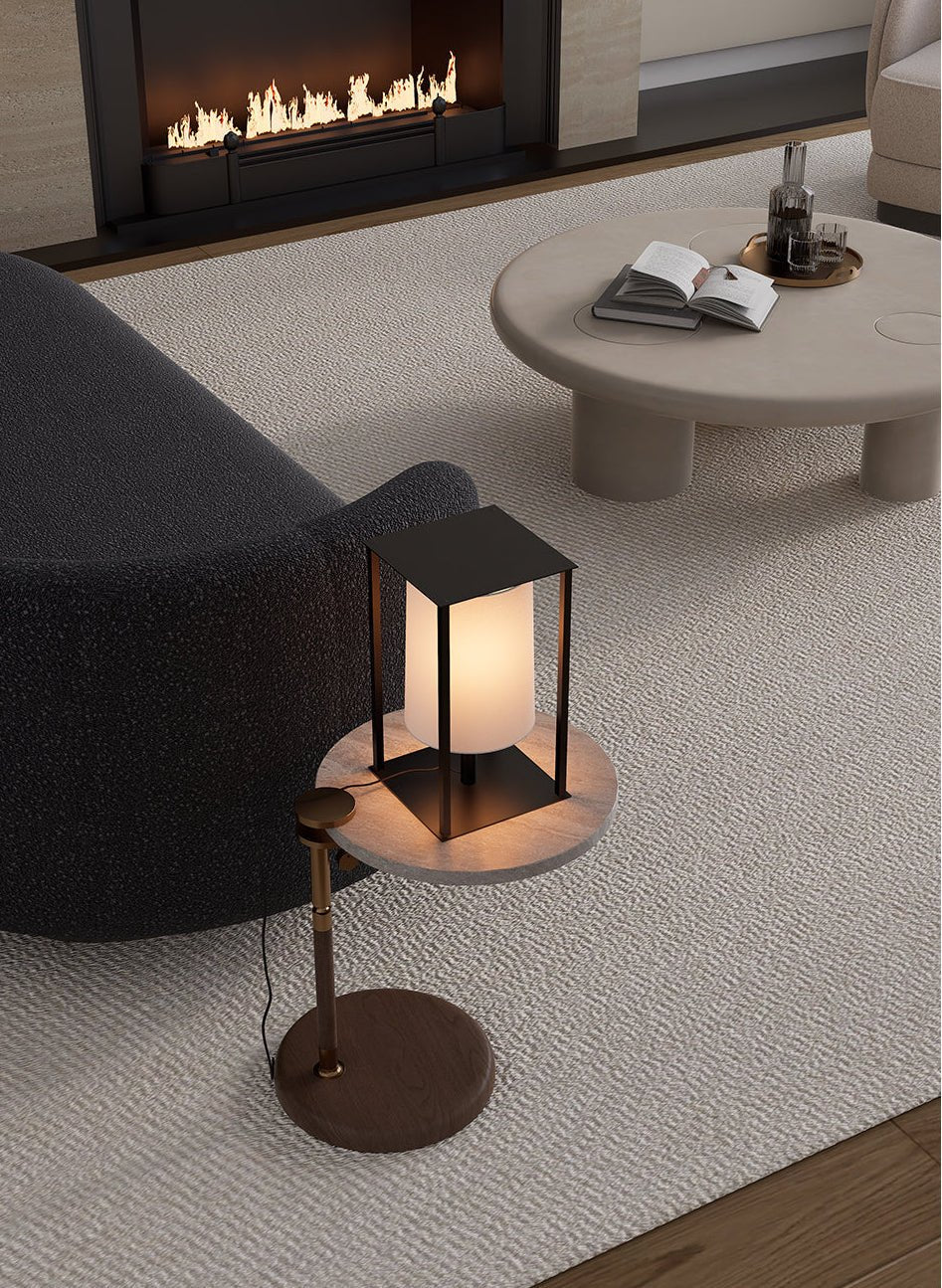 Lámpara de mesa tipo farol de metal negro y papel Farelo sobre una mesa auxiliar en el salón – imagen 3
