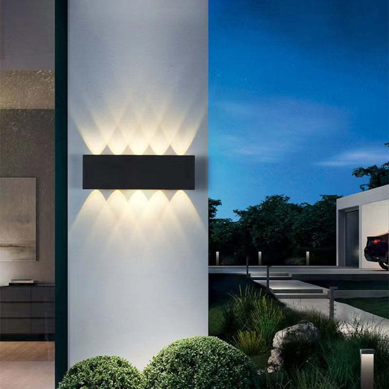 Aplique de pared LED arriba y abajo Fulgara en una fachada iluminada – imagen 3