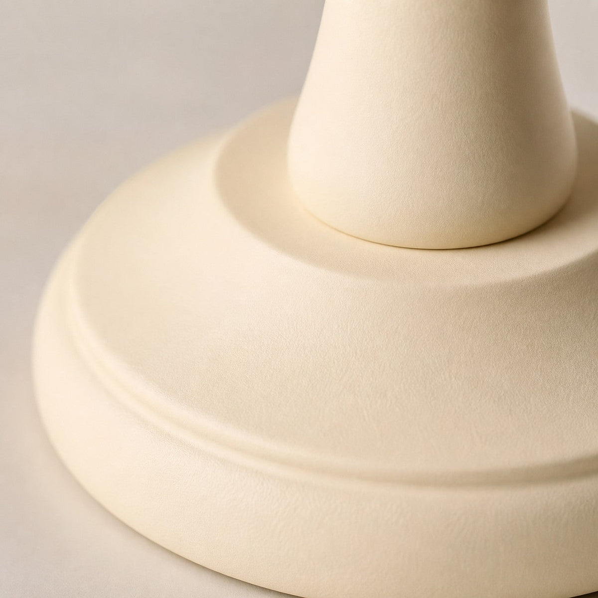 Lámpara de mesa vintage Randela – detalle del pie de madera lacada