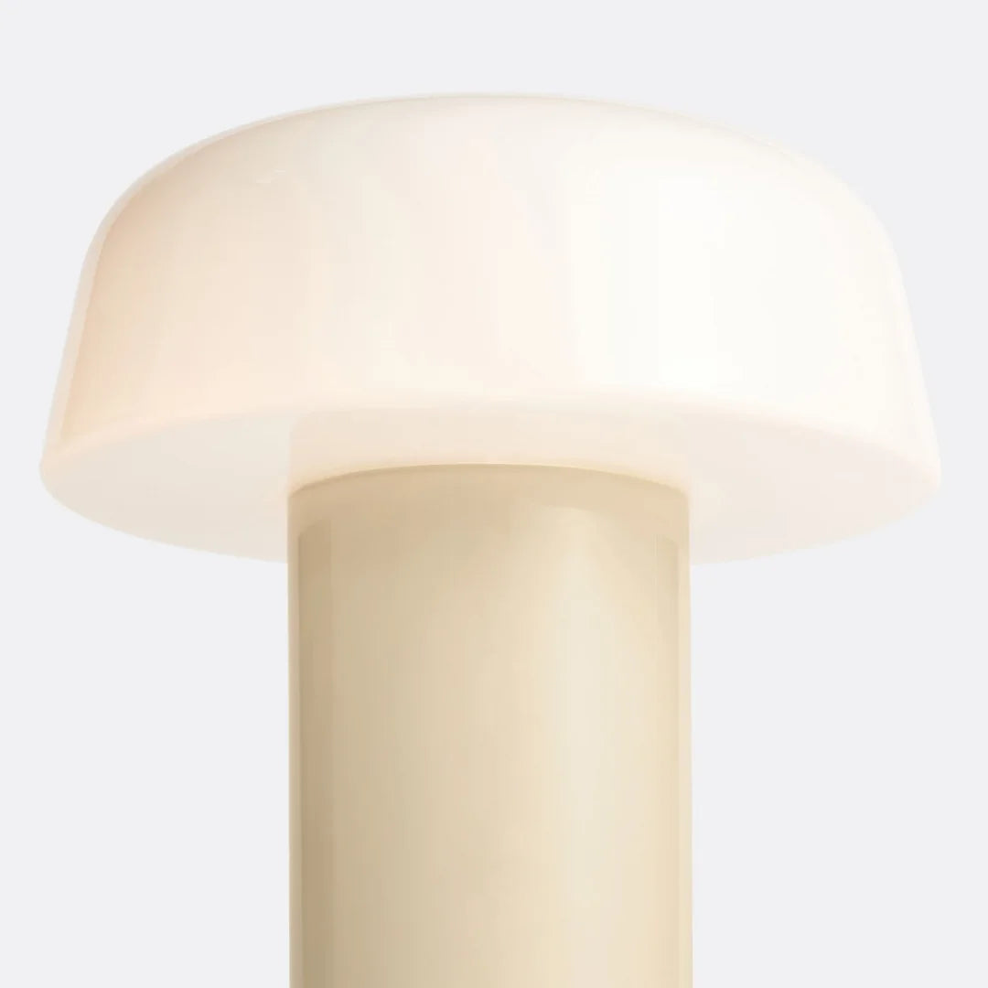 Lámpara de mesa seta de vidrio Feluna – detalle de la cúpula opal de la versión crema