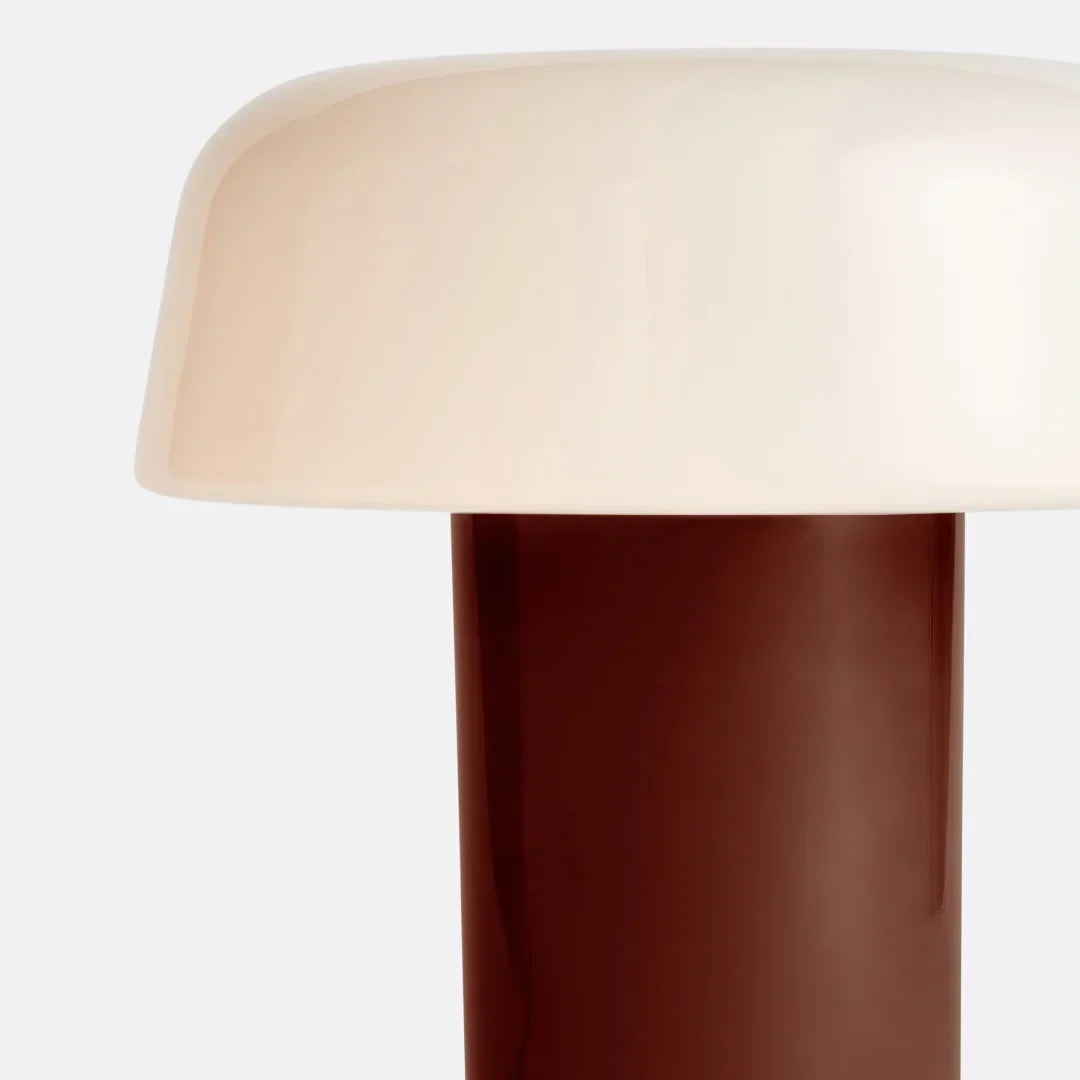 Lámpara de mesa seta de vidrio Feluna – detalle de la cúpula sobre el cuerpo grosella