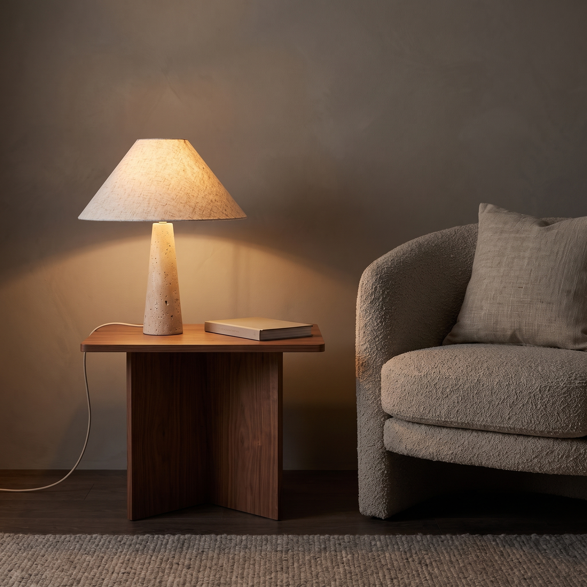 Lámpara de mesita de travertino Toscela en un dormitorio de estilo natural – imagen 4