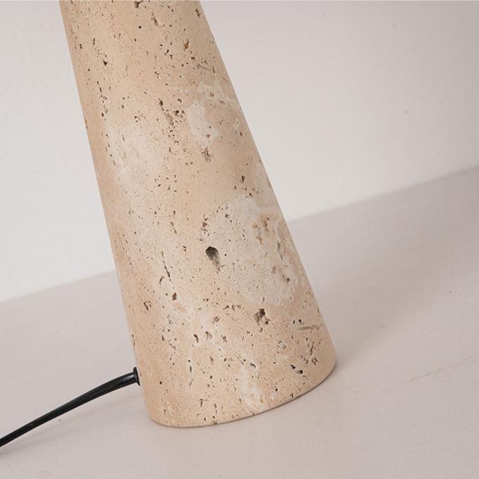 Lámpara de mesita de travertino Toscela – detalle de la textura del travertino