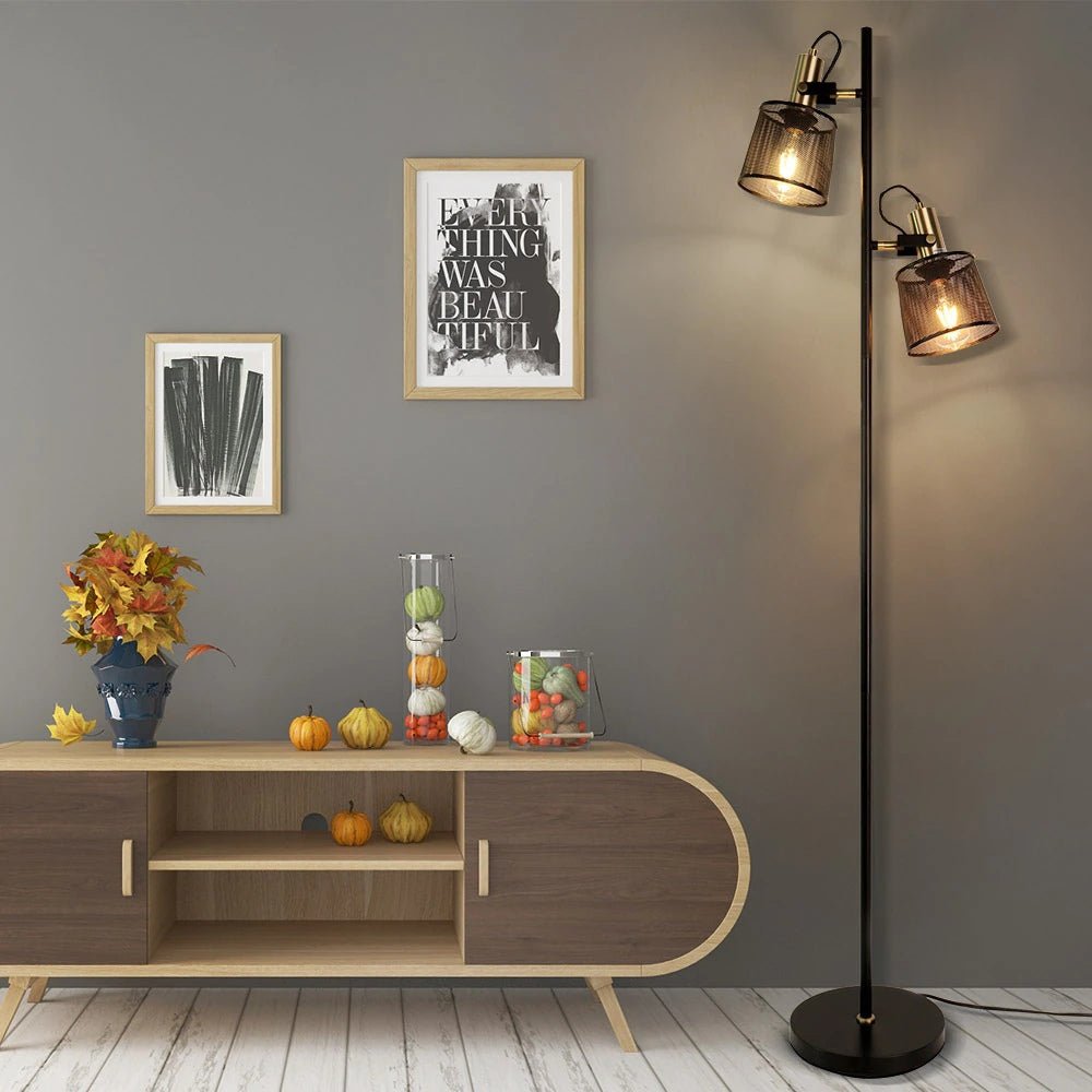 Lámpara de pie de dos focos Ramira – junto a un mueble aparador