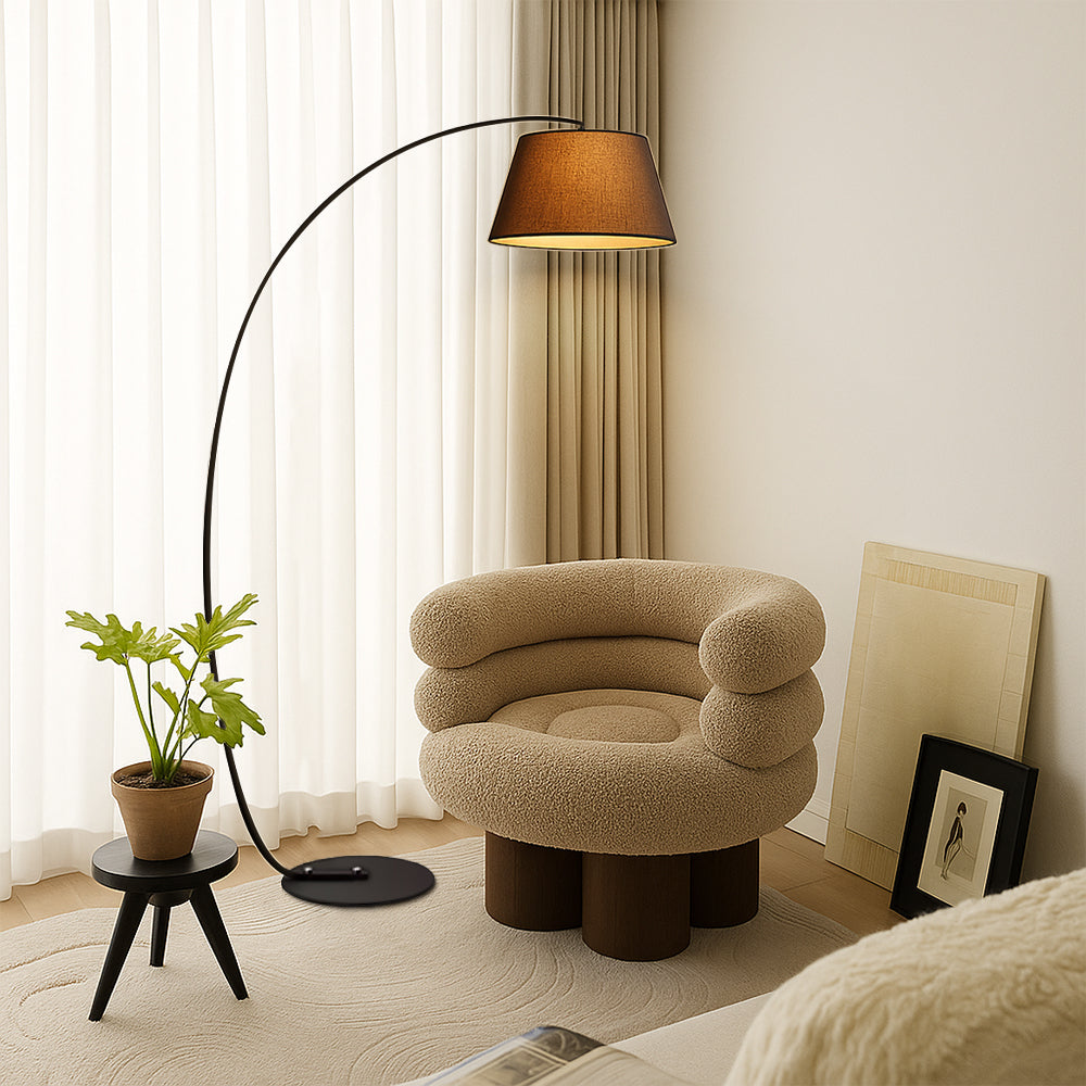 Lámpara de pie de arco Zircelo junto a un sofá en un salón acogedor – imagen 3