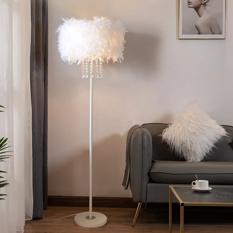 Lámpara de pie con pantalla de plumas Velumia en un dormitorio romántico – imagen 2