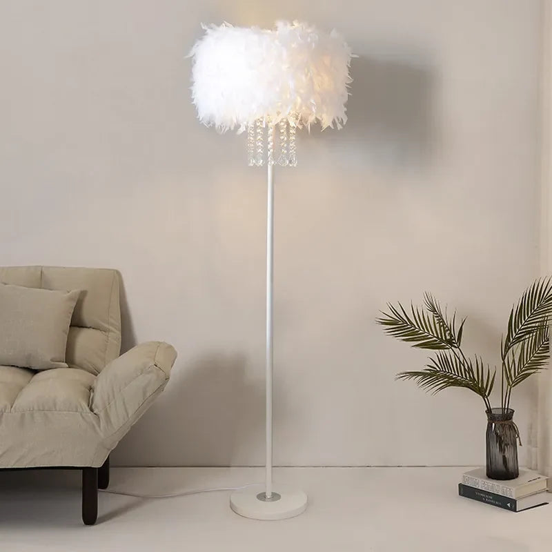 Lámpara de pie con pantalla de plumas Velumia en un dormitorio romántico – imagen 3