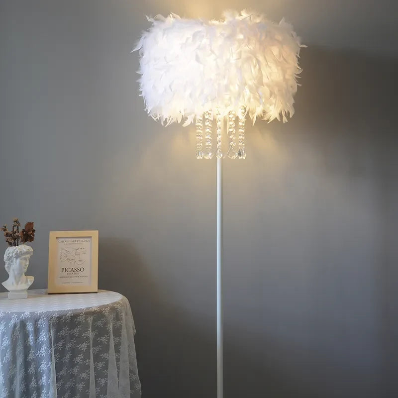 Lámpara de pie con pantalla de plumas Velumia en un dormitorio romántico – imagen 5