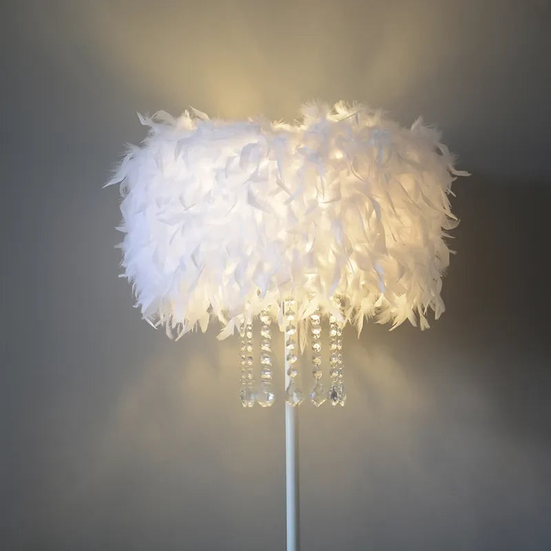 Lámpara de pie con pantalla de plumas Velumia – detalle de las plumas y los cristales encendidos