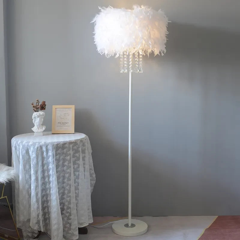 Lámpara de pie con pantalla de plumas Velumia en un dormitorio romántico – imagen 4