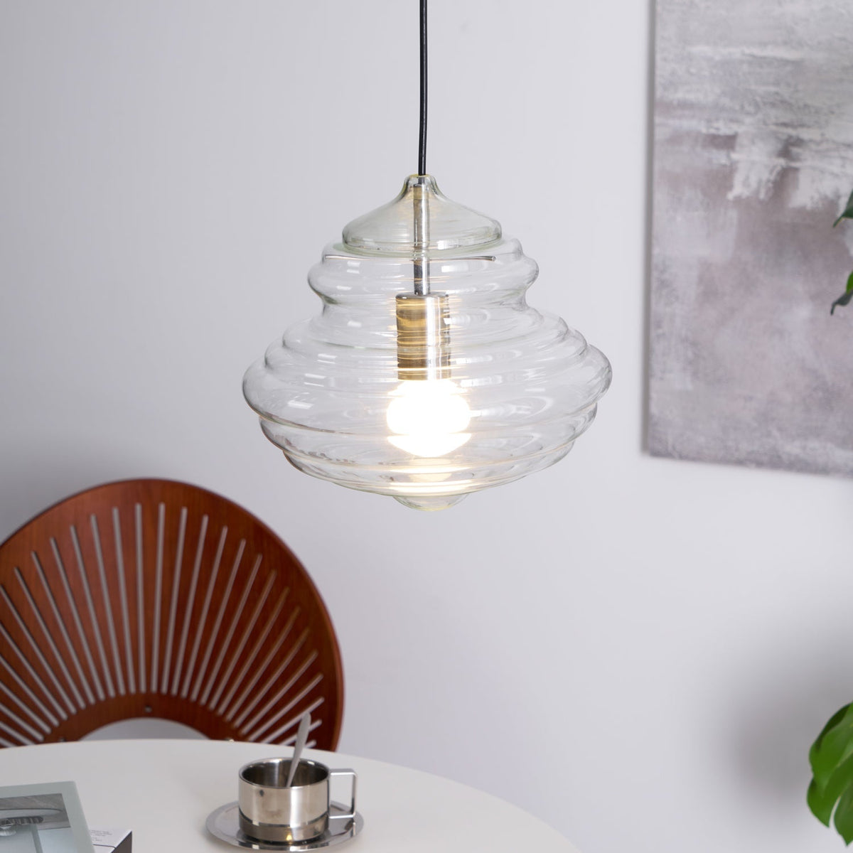 Lámpara colgante de cristal Fluvia sobre una mesa de comedor – imagen 18