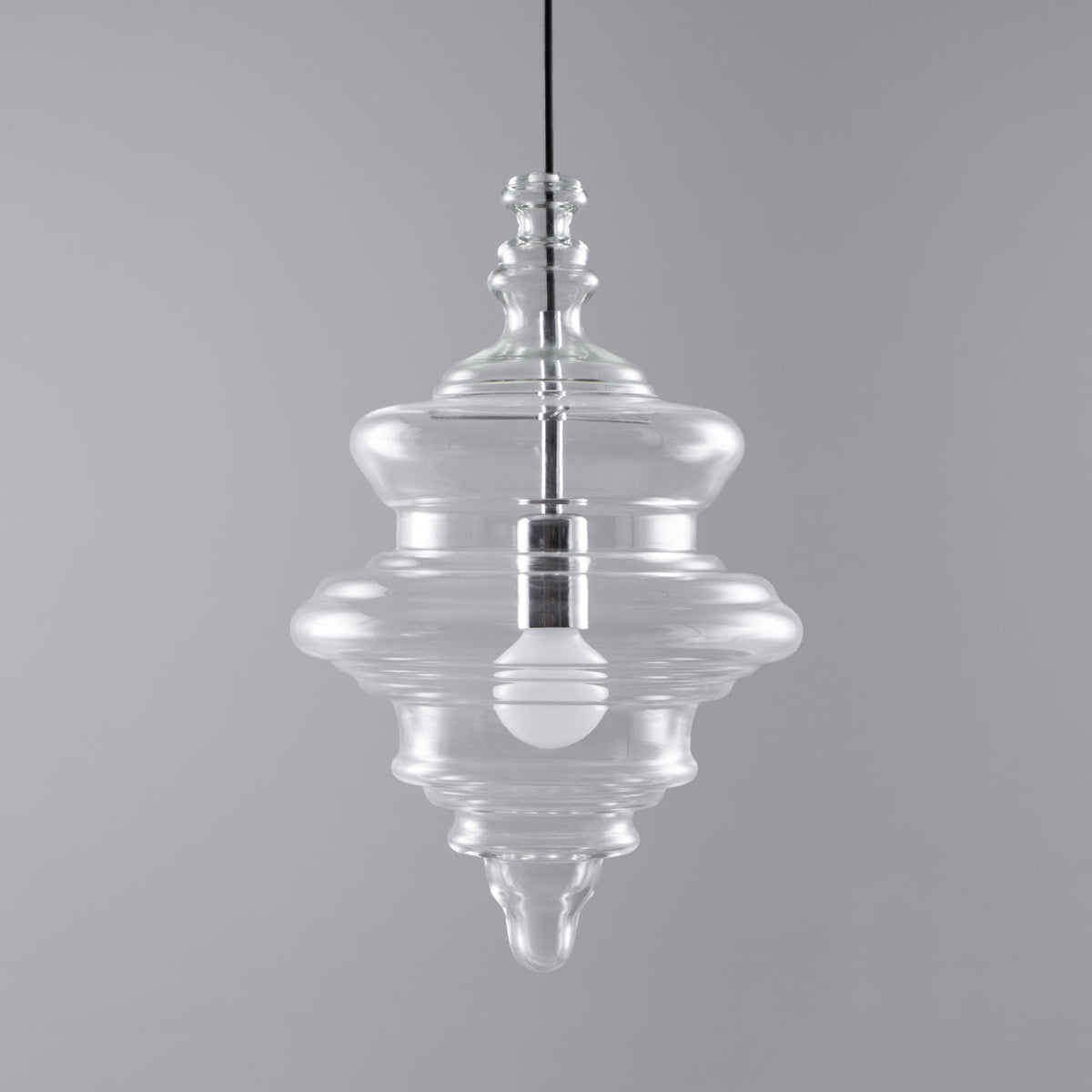 Lámpara colgante de cristal Fluvia sobre una mesa de comedor – imagen 20