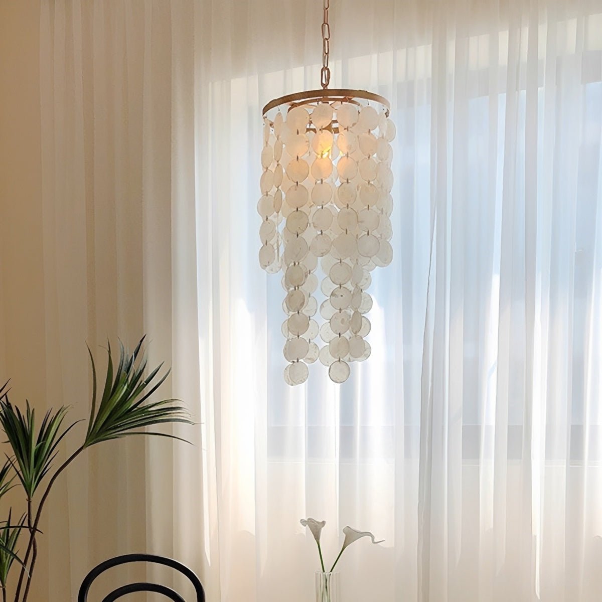 Lámpara de araña de conchas Nereida en un comedor luminoso – imagen 14