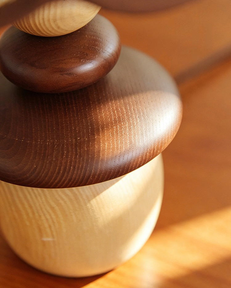 Lámpara de mesa de madera Frenela – detalle de las piezas de fresno torneado apiladas