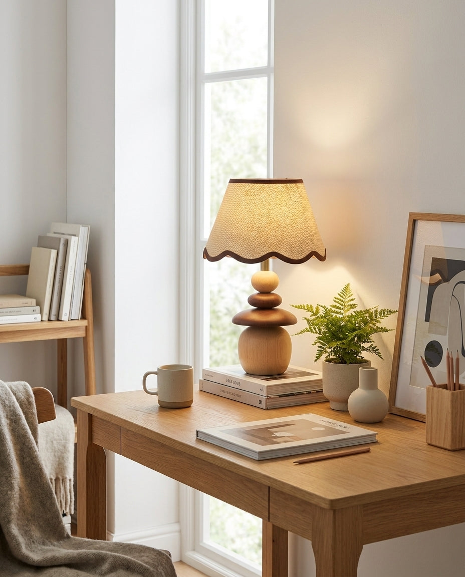 Lámpara de mesa de madera Frenela – sobre un escritorio junto a la ventana