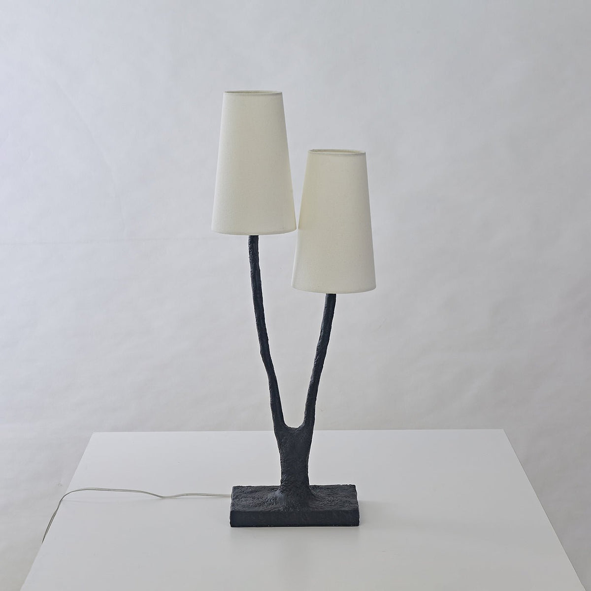 Lámpara de mesa de dos luces tipo rama Fresmera sobre una consola en el salón – imagen 12