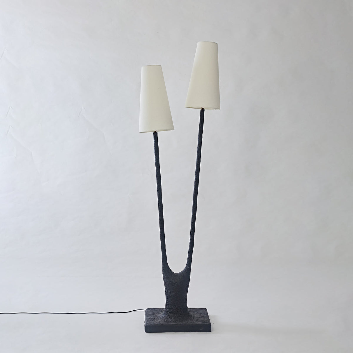 Lámpara de mesa de dos luces tipo rama Fresmera sobre una consola en el salón – imagen 13