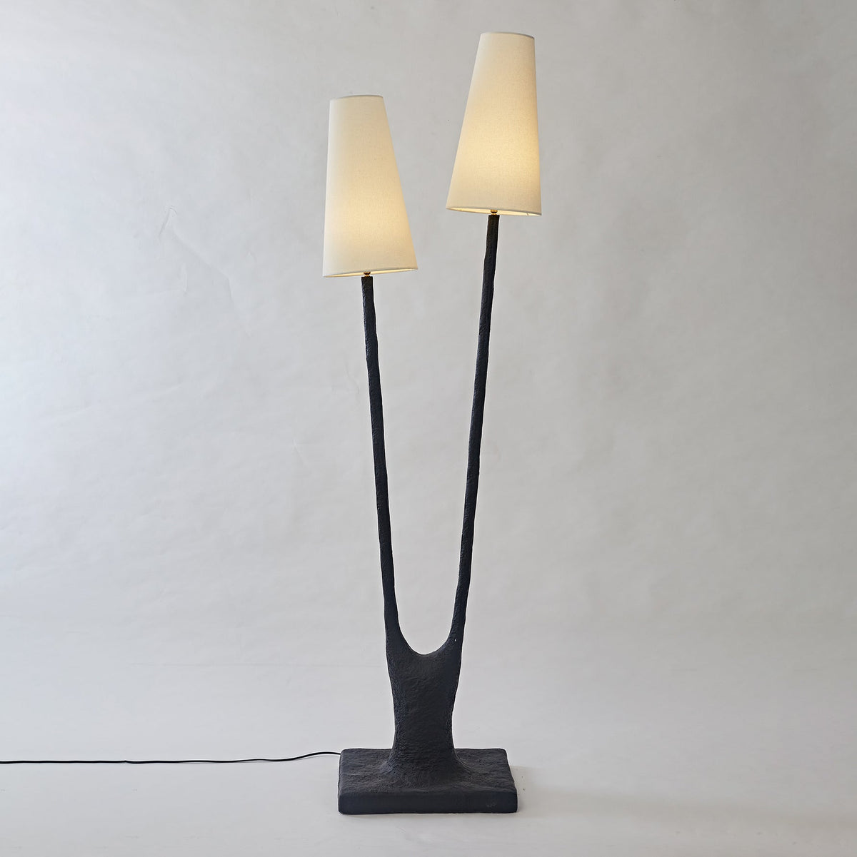 Lámpara de mesa de dos luces tipo rama Fresmera – detalle de la base texturizada en forma de rama
