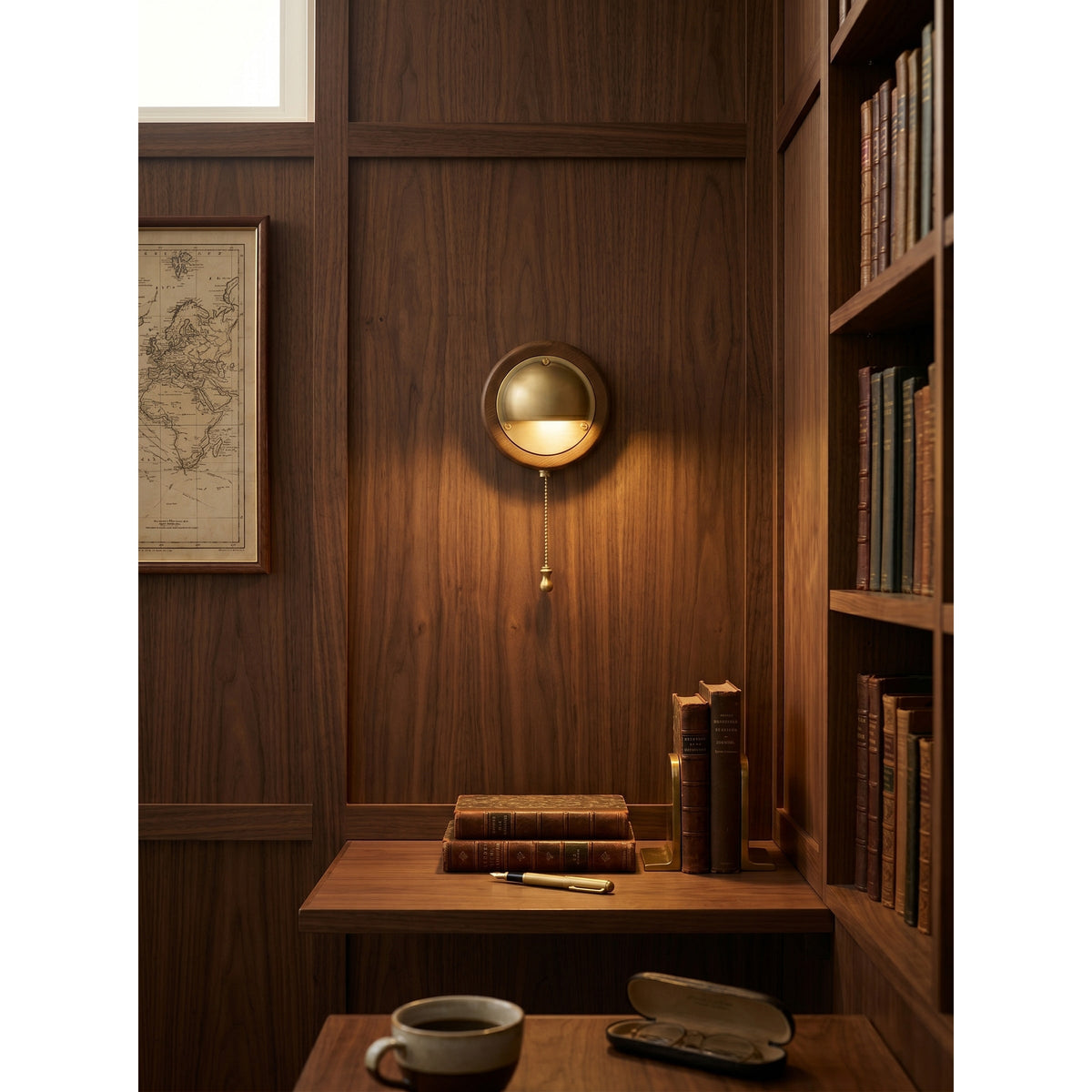 Aplique de pared de madera Fresna en un rincón de lectura – imagen 6