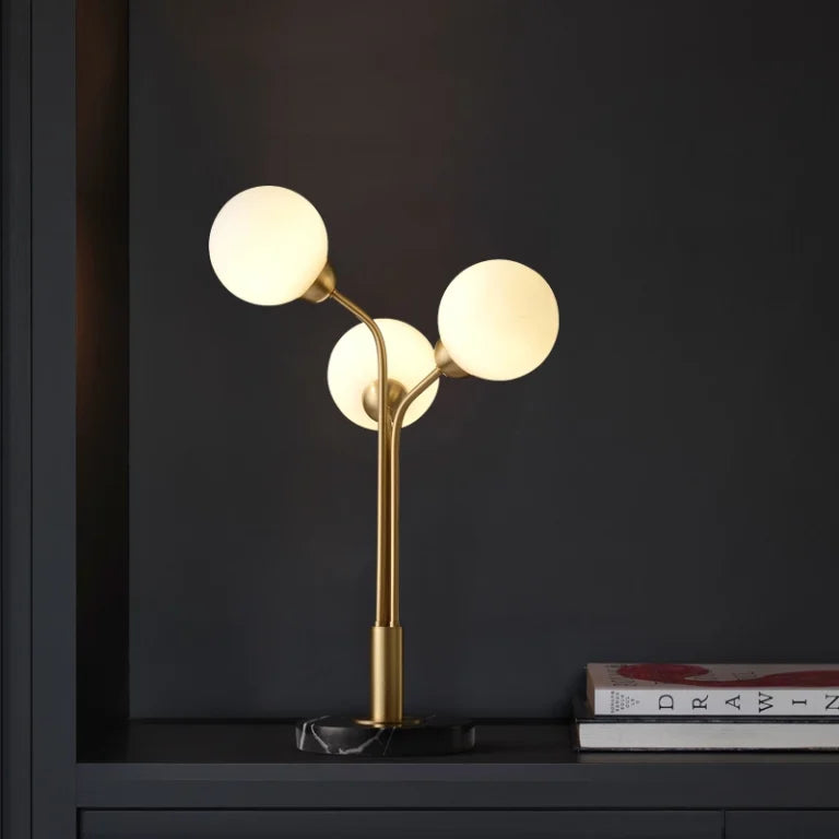 Lámpara de mesa de latón Leramo con tres globos de cristal en un salón elegante – imagen 7