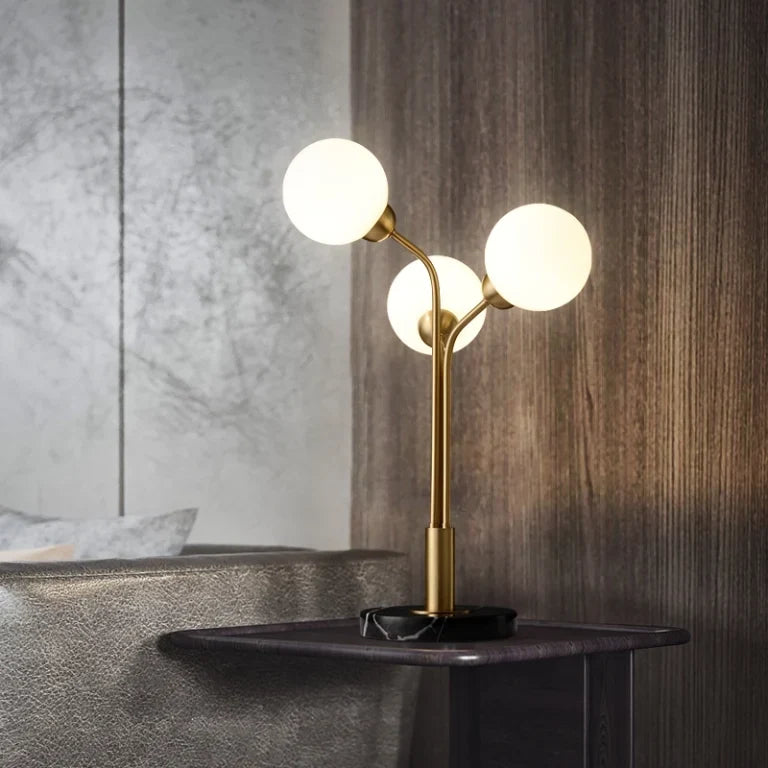 Leramo - Lámpara de Mesa de Latón con Tres Globos Opal y Base de Mármol