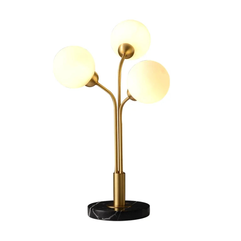 Lámpara de mesa de latón Leramo con tres globos de cristal en un salón elegante – imagen 4