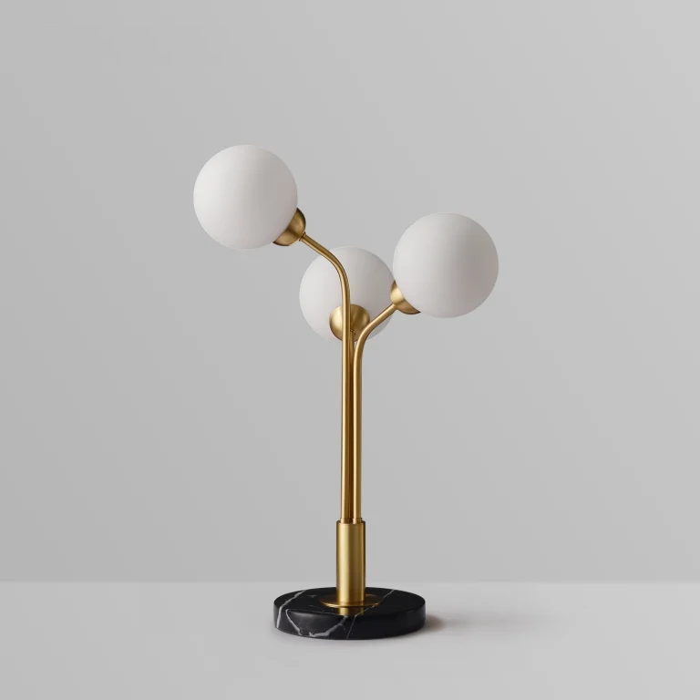 Lámpara de mesa de latón Leramo con tres globos de cristal – vista principal