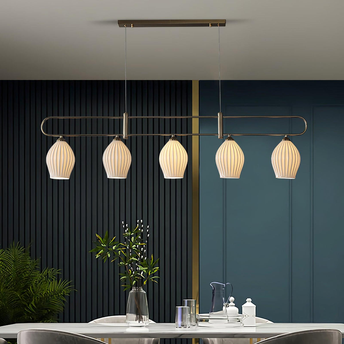 Lámpara colgante lineal de cerámica Gajela – cinco luces sobre una mesa de comedor