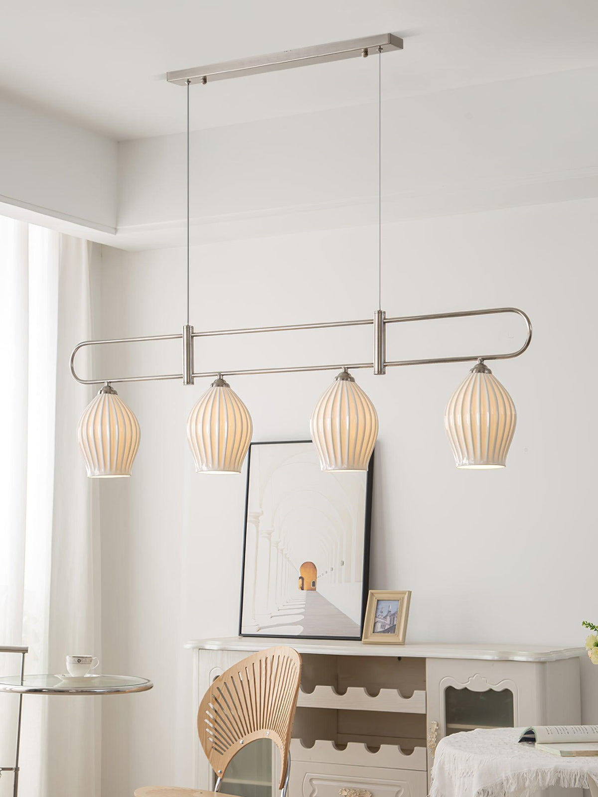Lámpara colgante lineal de cerámica Gajela – níquel de cuatro luces en un salón