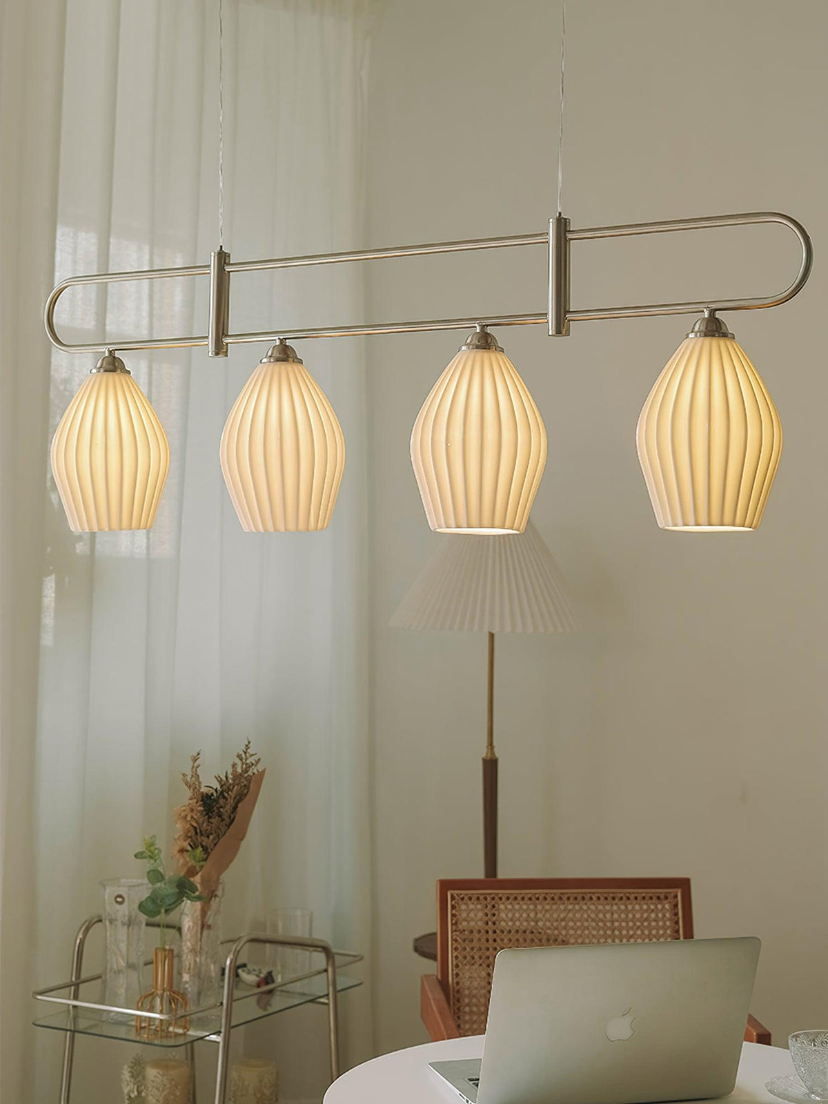 Lámpara colgante lineal de cerámica Gajela – cuatro luces encendidas en un rincón de trabajo