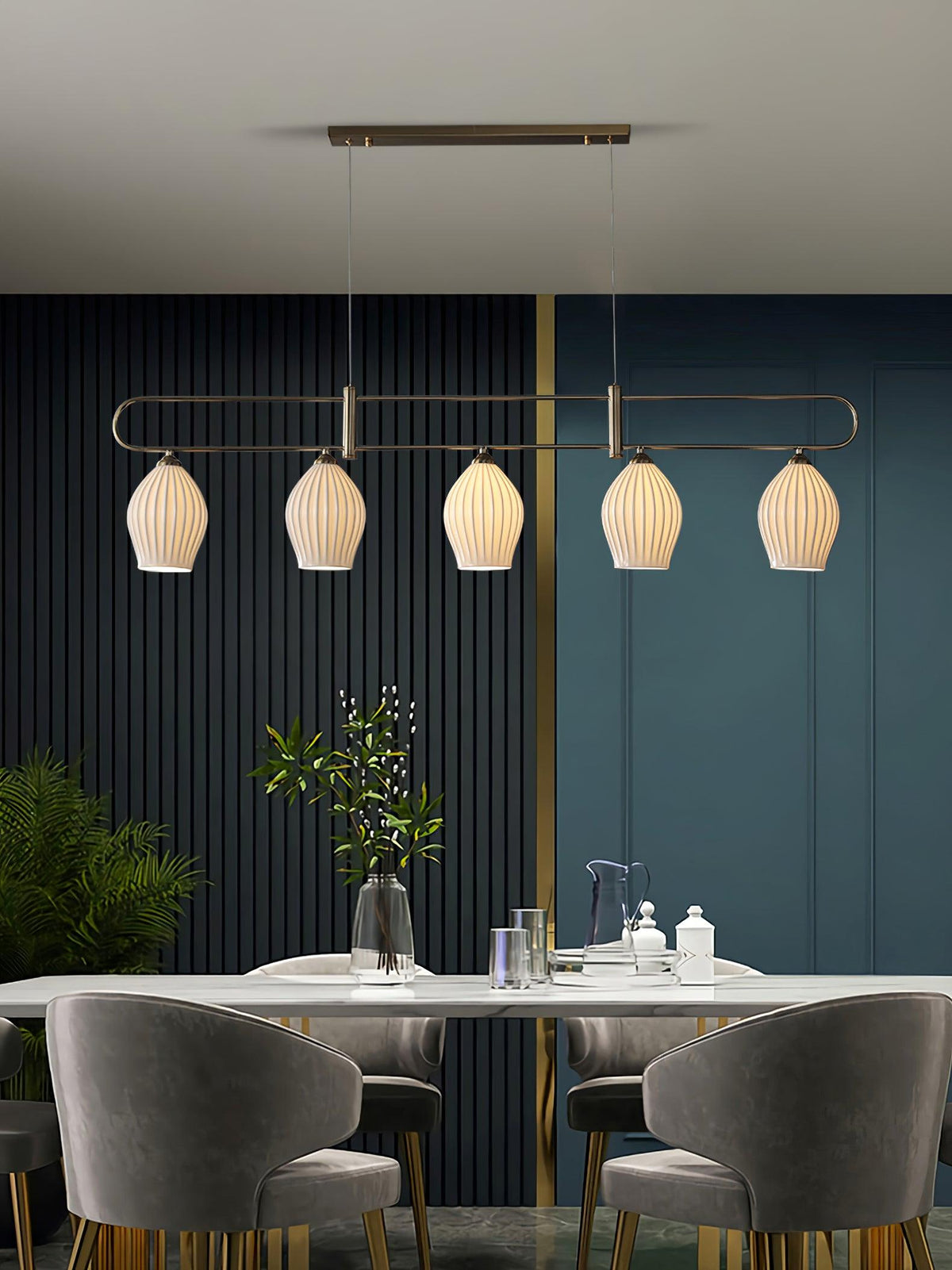 Lámpara colgante lineal de cerámica Gajela – cinco luces en un comedor de paredes azules
