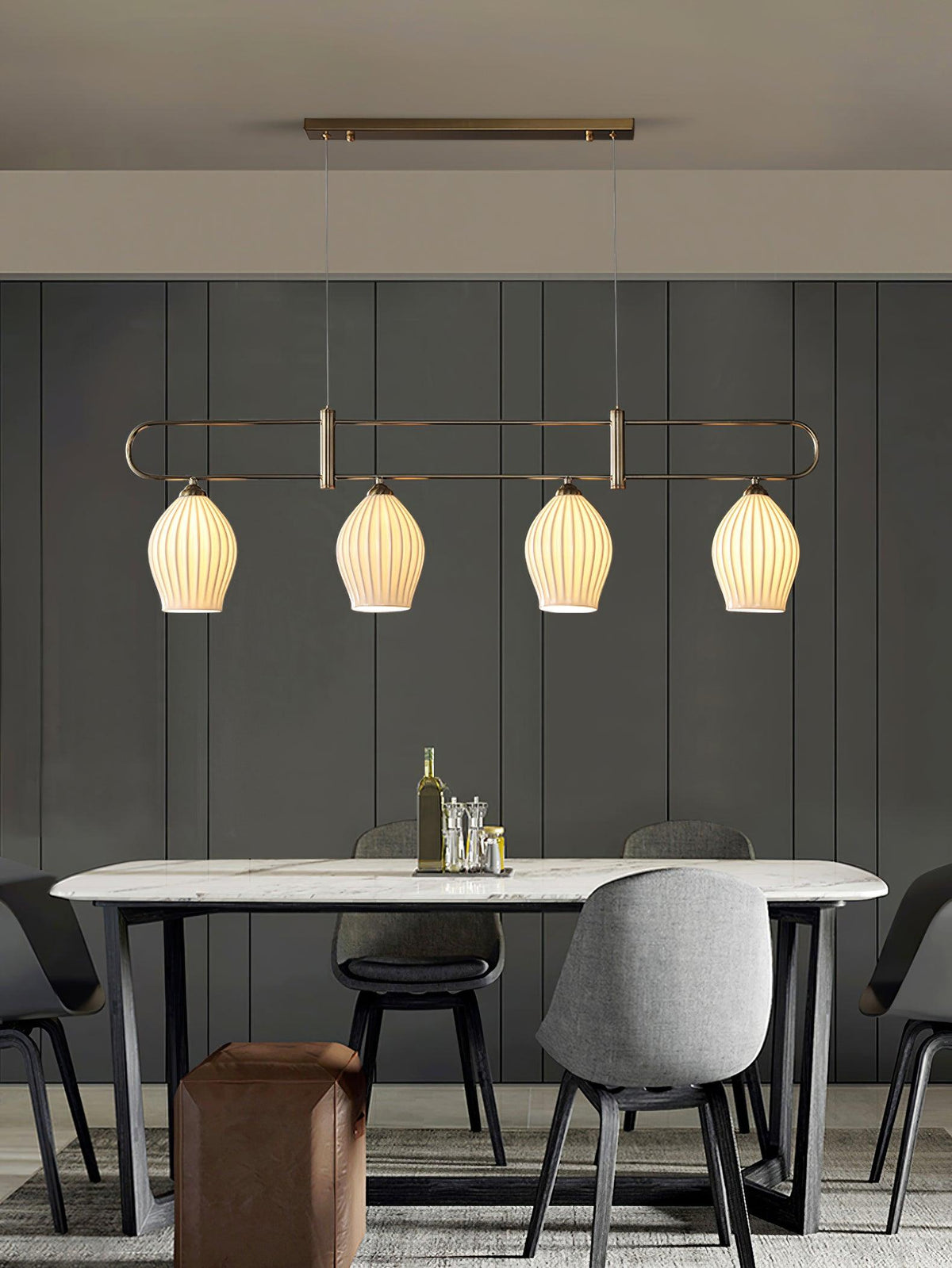 Lámpara colgante lineal de cerámica Gajela – cuatro luces sobre una mesa de comedor