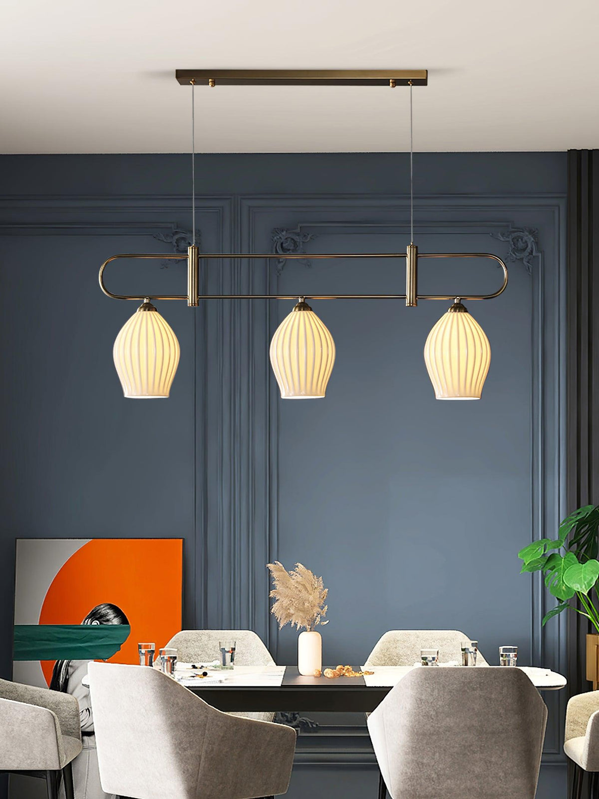 Lámpara colgante lineal de cerámica Gajela – tres luces en un comedor azul