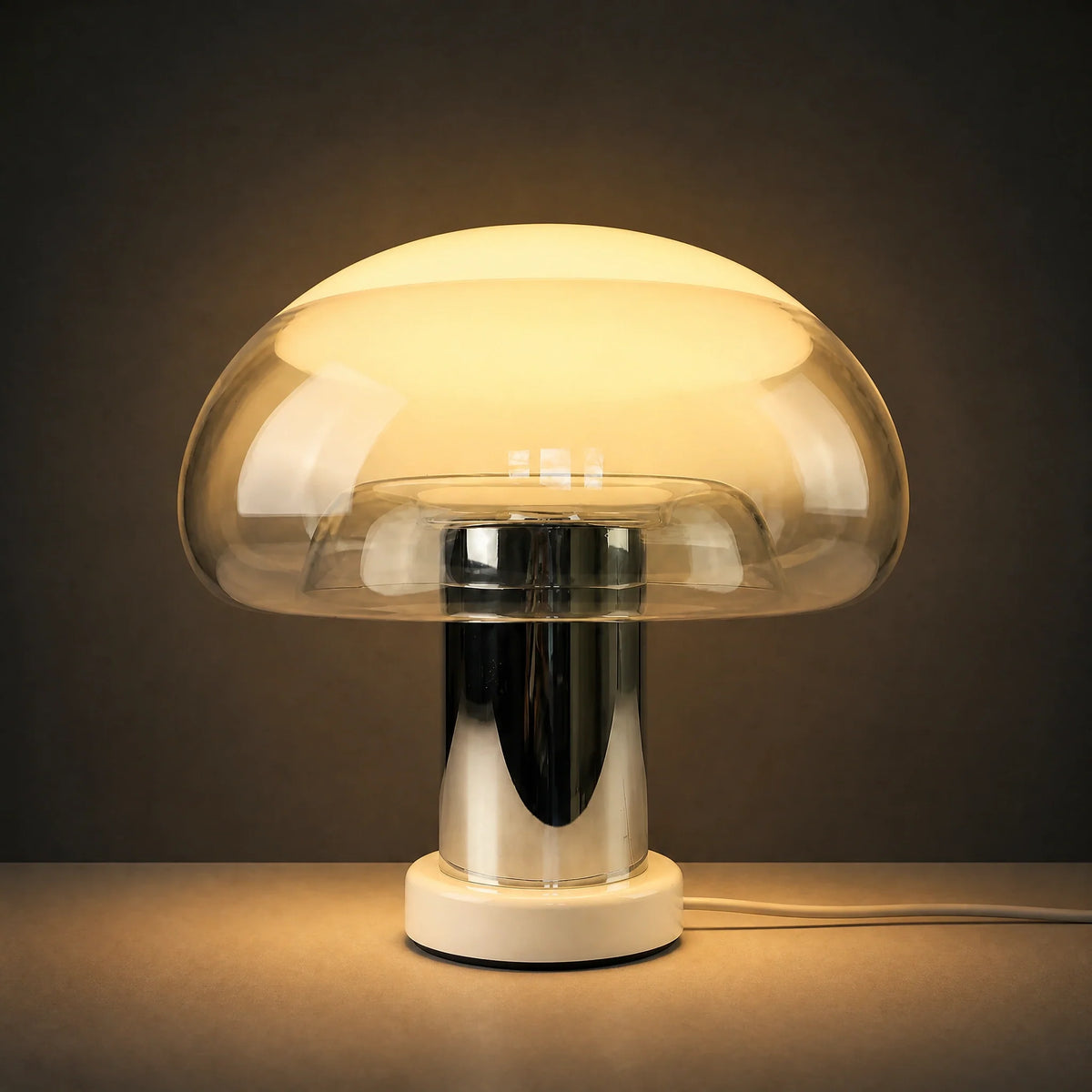 Lámpara de mesa de cristal Medura en un salón de estilo retro – imagen 2